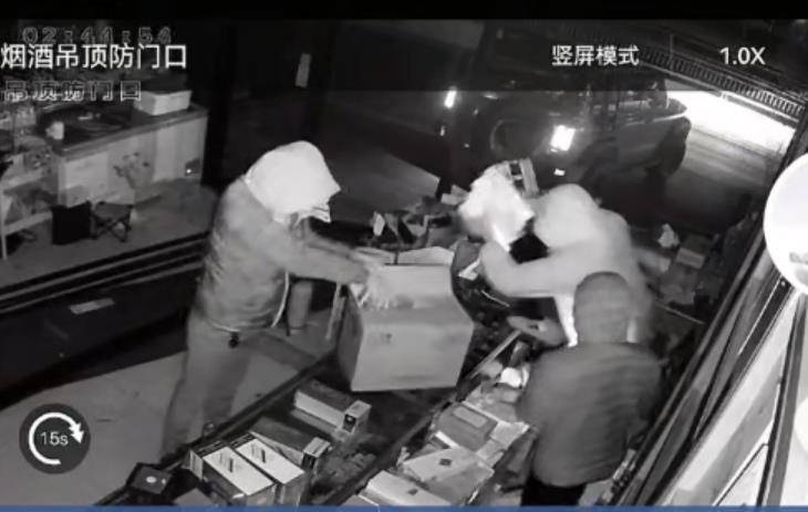 多名男子开越野车撞开烟酒店大门行窃<strong></p>
<p>悦享币</strong>,失主报案称损失超20万元,警方回应