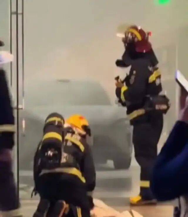 长沙“步步高梅溪新天地”商场一楼汽车展厅内发生火情<strong></p>
<p>悦享币</strong>?小米紧急辟谣;商场:是空调管道高温起火