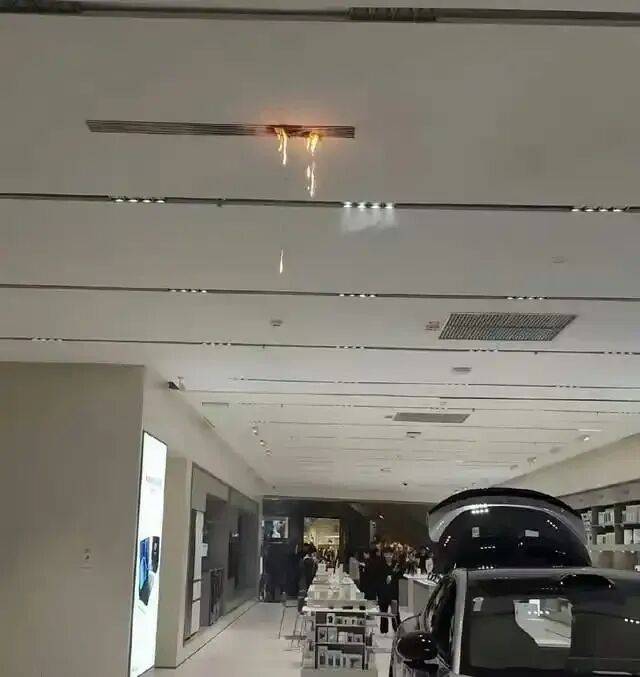 长沙“步步高梅溪新天地”商场一楼汽车展厅内发生火情<strong></p>
<p>悦享币</strong>?小米紧急辟谣;商场:是空调管道高温起火