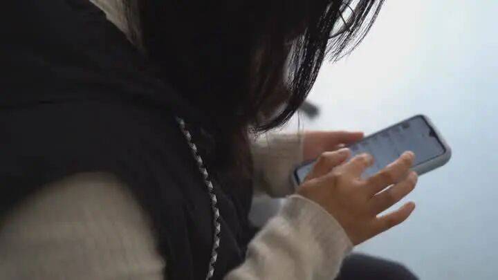 扬州一女子刷短视频惹祸:偷偷去银行取了6万现金<strong></p>
<p>zsc币</strong>,结果……