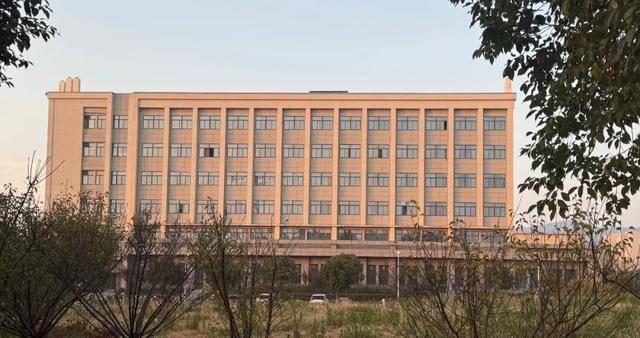 200多万买别墅<strong></p>
<p>zsc币</strong>,大骗子郭某:叫我教授!