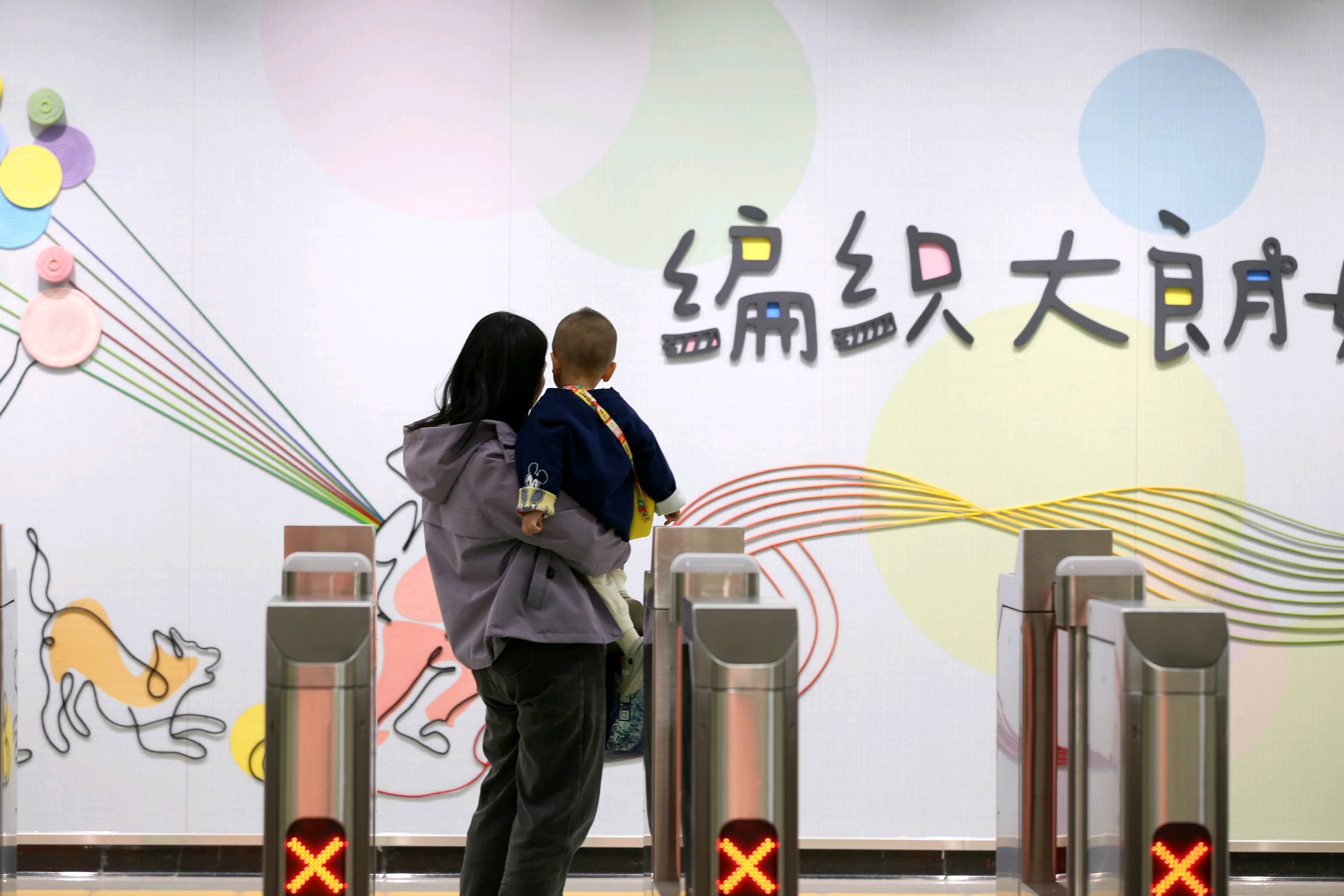 东莞地铁1号线试乘首日<strong></p>
<p>阳光币</strong>,大朗4站“沸腾”了