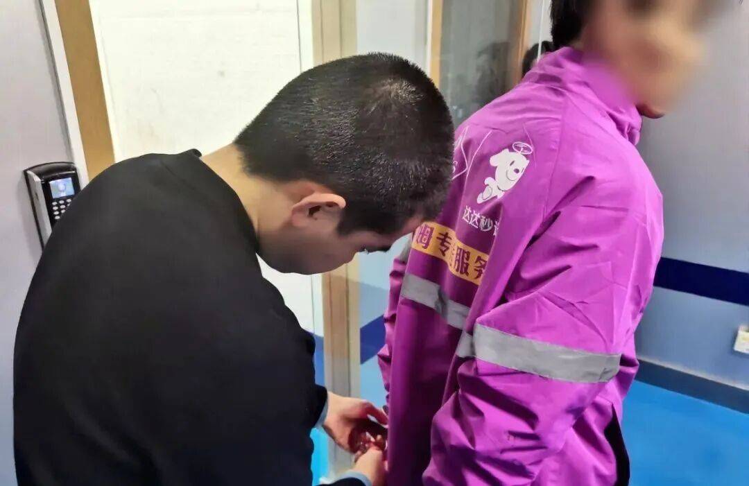 南京一山姆配送员竟是“三逃”人员<strong></p>
<p>阳光币</strong>,送货途中被捕,山姆客服未回应录用合规性