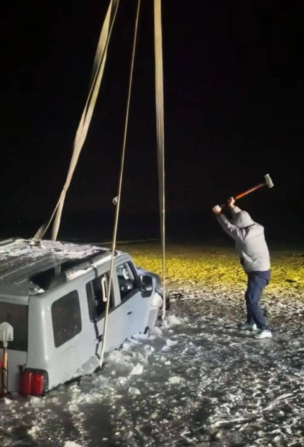 河北一越野车在水库冰面练漂移<strong></p>
<p>上币流程</strong>,冰层突然破裂,车轮落水被冻6小时,找来吊车深夜将车吊出