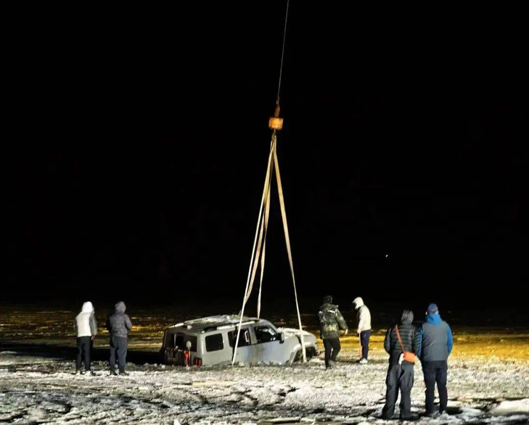 河北一越野车在水库冰面练漂移<strong></p>
<p>上币流程</strong>,冰层突然破裂,车轮落水被冻6小时,找来吊车深夜将车吊出