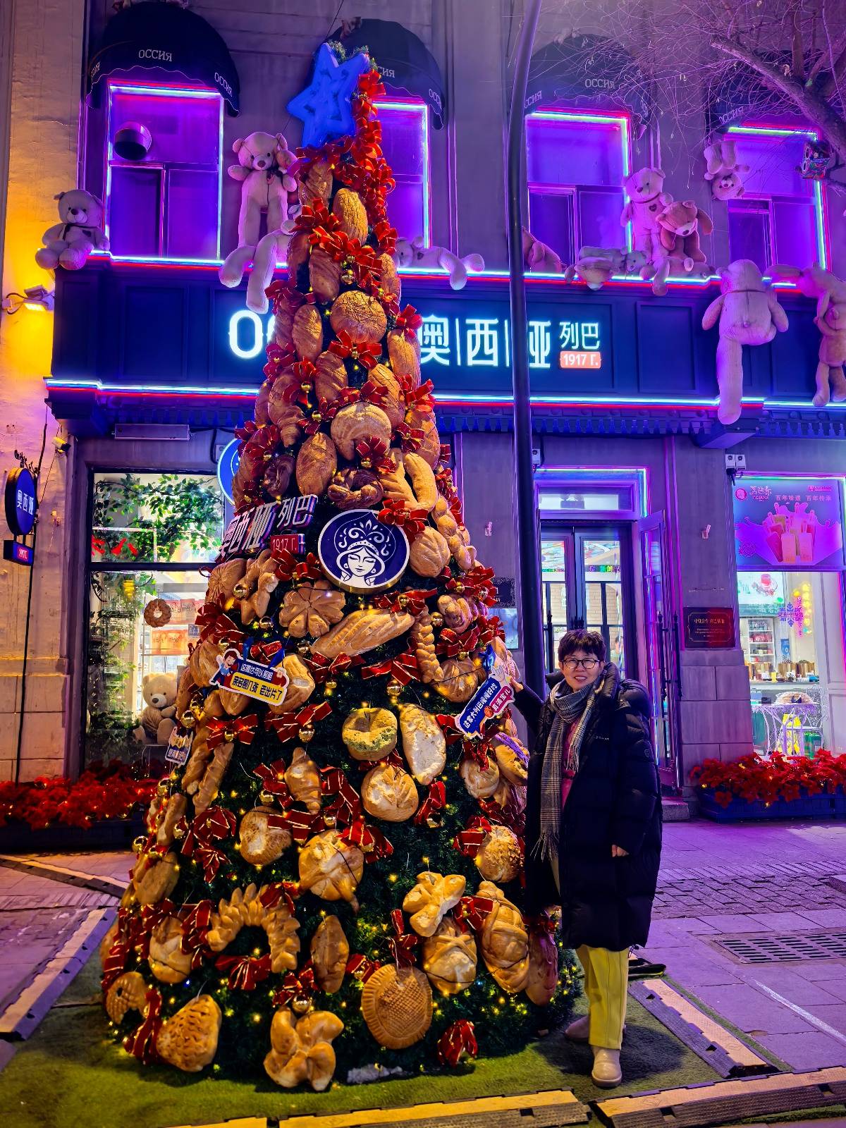 哈尔滨一大列巴面包树成麻雀过冬粮仓<strong></p>
<p>币圈空投</strong>,设计师:一百多个面包做成,已有两年