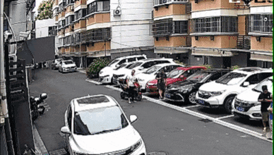 砰！浙江女子刚坐进车里<strong></p>
<p>欧罗巴币</strong>，一把菜刀砸在眼前，随后剪刀又飞来