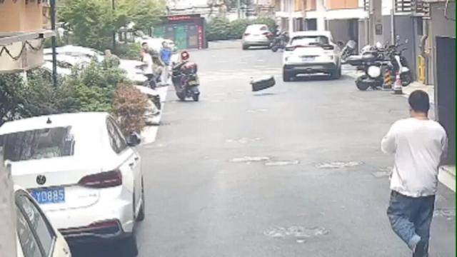 砰！浙江女子刚坐进车里<strong></p>
<p>欧罗巴币</strong>，一把菜刀砸在眼前，随后剪刀又飞来