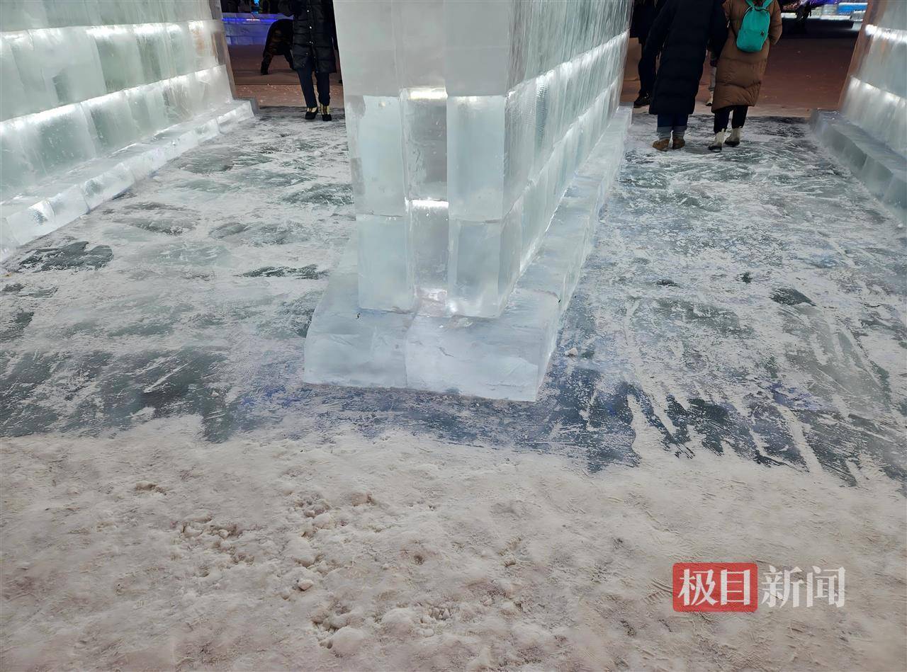 哈尔滨冰雪大世界有多宠游客:结冰路面游客易打滑<strong></p>
<p>欧罗巴币</strong>,工作人员铺棉纸解决