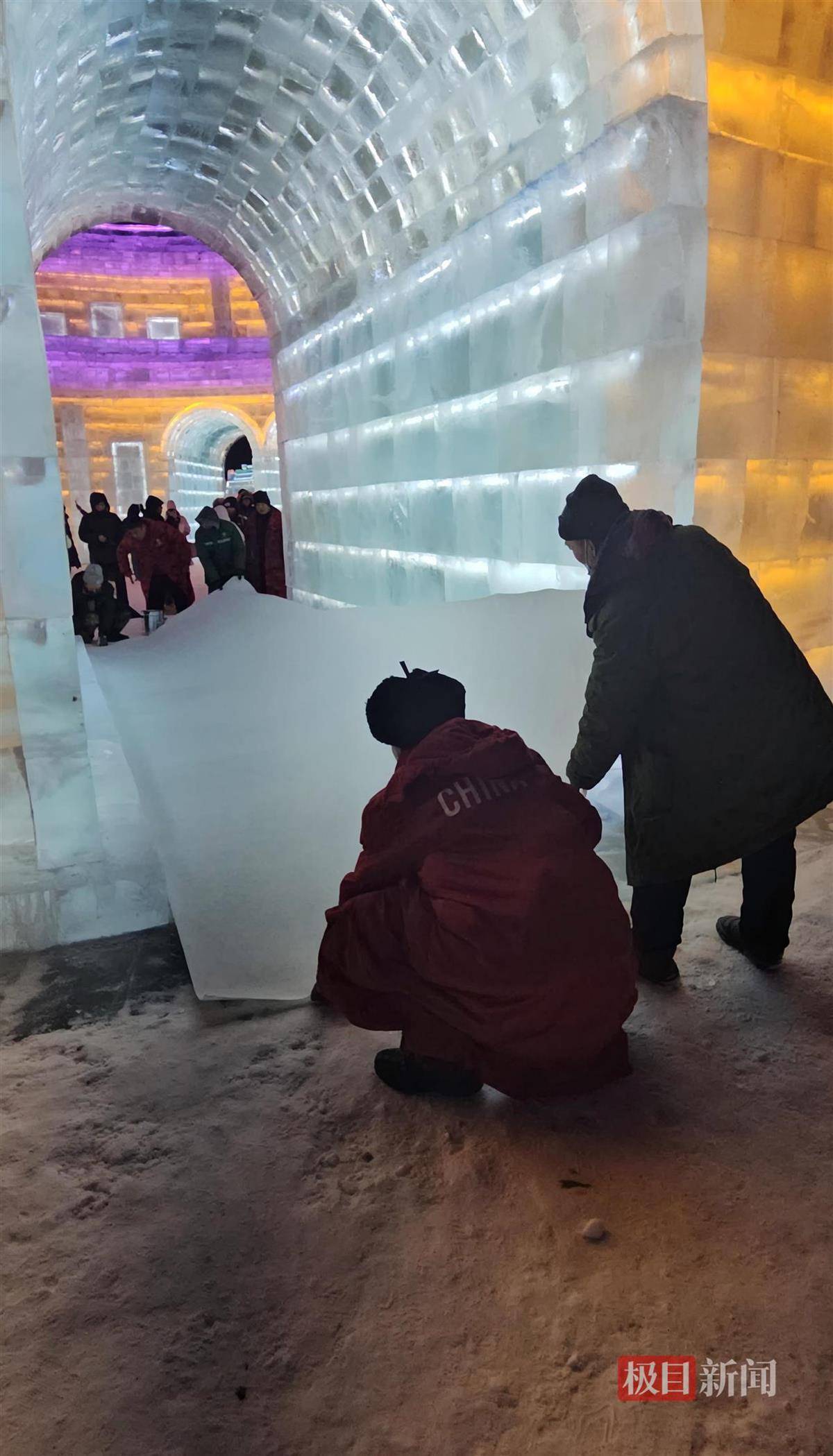 哈尔滨冰雪大世界有多宠游客:结冰路面游客易打滑<strong></p>
<p>欧罗巴币</strong>,工作人员铺棉纸解决