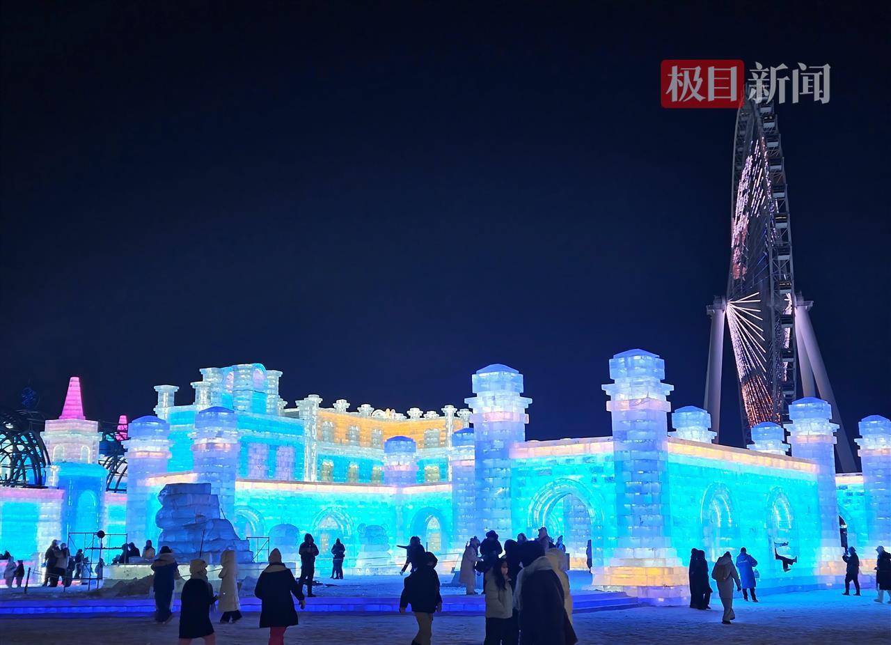 哈尔滨冰雪大世界有多宠游客:结冰路面游客易打滑<strong></p>
<p>欧罗巴币</strong>,工作人员铺棉纸解决