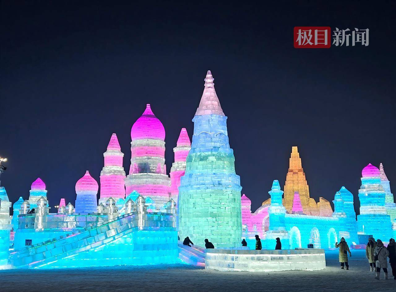 哈尔滨冰雪大世界有多宠游客:结冰路面游客易打滑<strong></p>
<p>欧罗巴币</strong>,工作人员铺棉纸解决