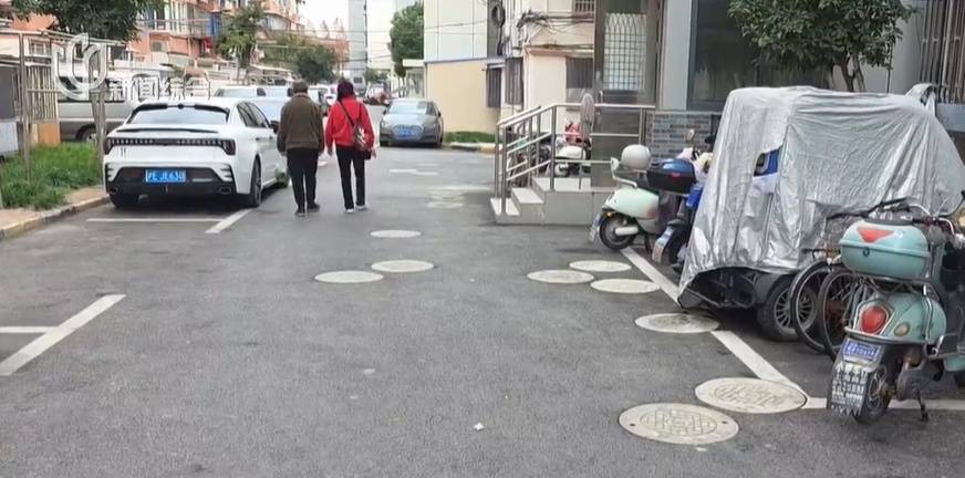 太夸张!上海人比比谁家楼下井盖多!有人家门口100个,“走路难!到处都像贴膏药”...