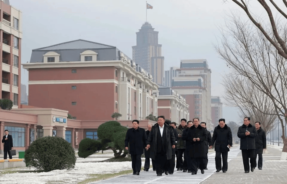 朝鲜“万套住宅”震撼亮相<strong></p>
<p>十万缅币</strong>，金正恩莅临现场指导感叹：潮流之作