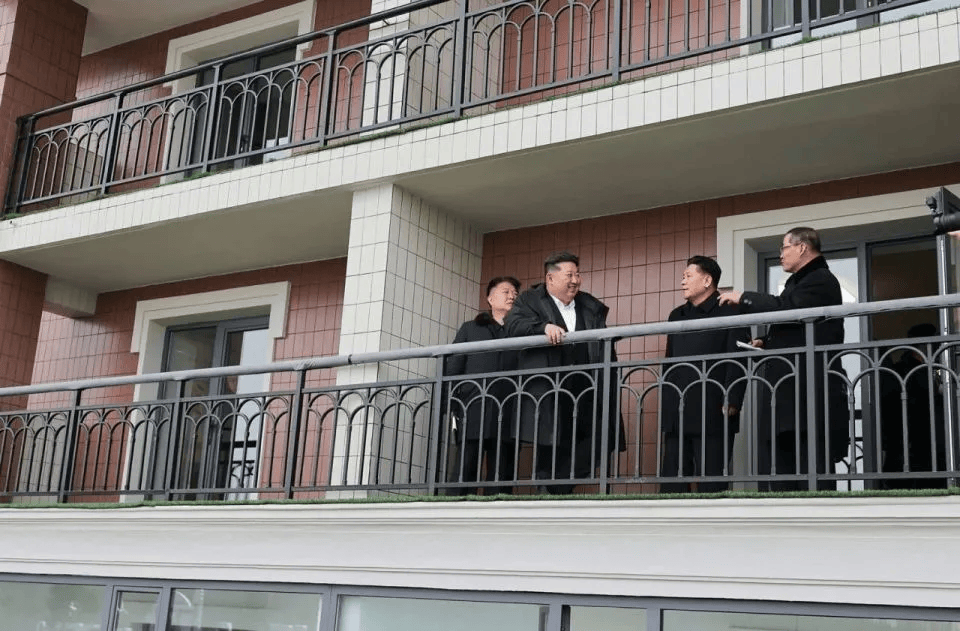 朝鲜“万套住宅”震撼亮相<strong></p>
<p>十万缅币</strong>，金正恩莅临现场指导感叹：潮流之作