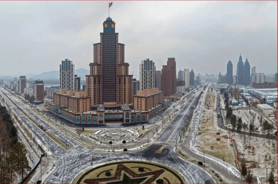 朝鲜“万套住宅”震撼亮相<strong></p>
<p>十万缅币</strong>，金正恩莅临现场指导感叹：潮流之作