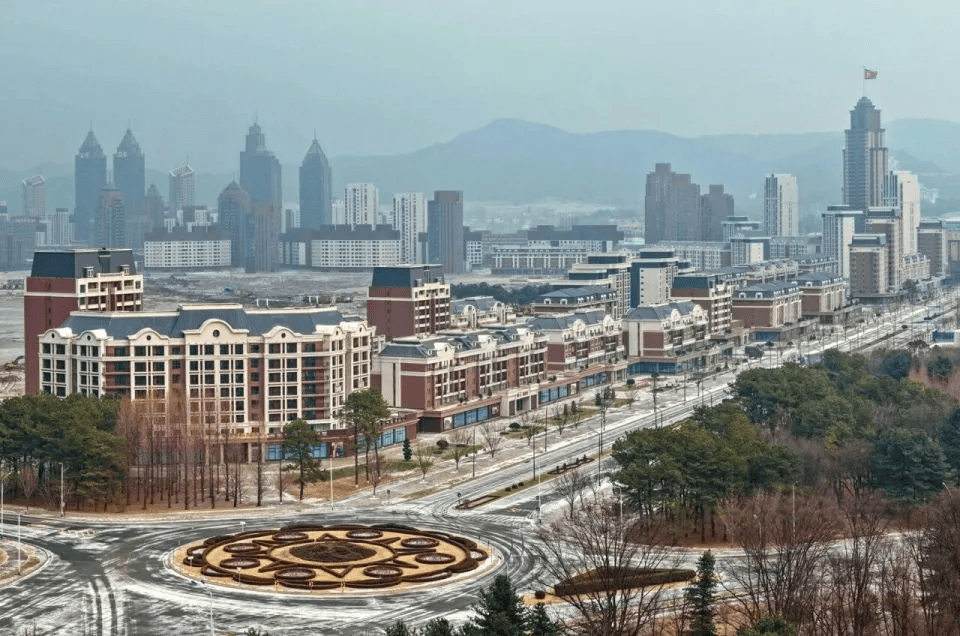 朝鲜“万套住宅”震撼亮相<strong></p>
<p>十万缅币</strong>，金正恩莅临现场指导感叹：潮流之作