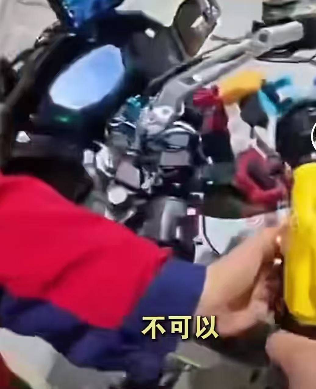 男子骑摩在禁摩高速服务区加油被拒后喷油<strong></p>
<p>zll币</strong>，重庆交警介入，律师解析紧急情况能不能加油