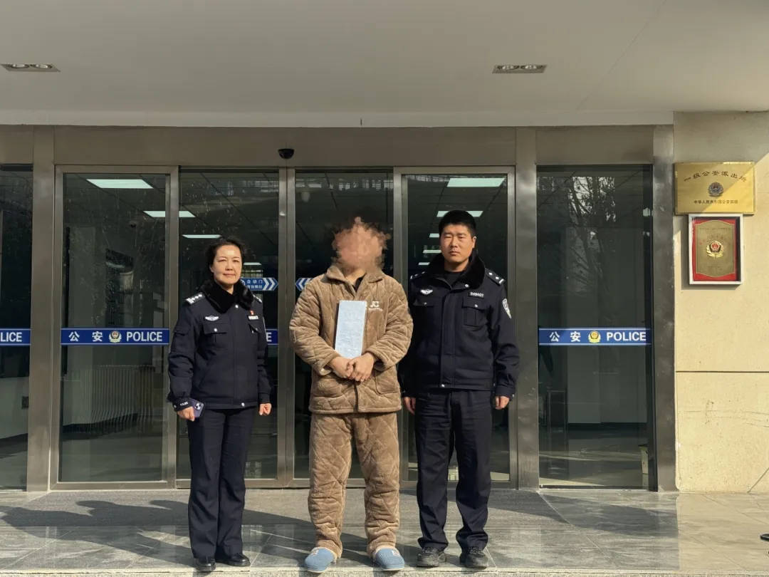 男子网购椅子多出一块15公斤价值40余万元的银板<strong></p>
<p>币客网</strong>，民警细致排查后查明原因