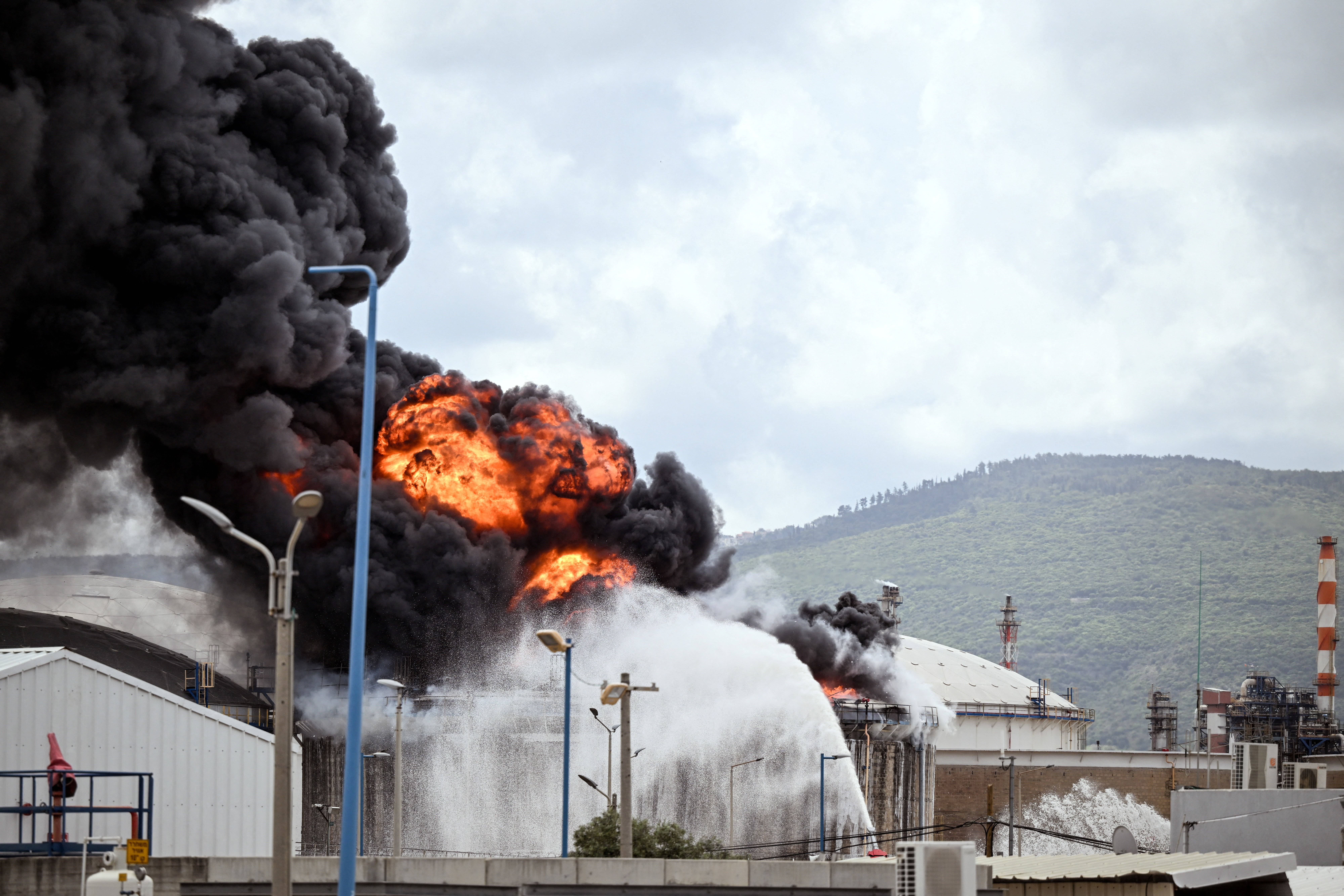 （外代一线）以色列海法炼油厂在导弹袭击中起火