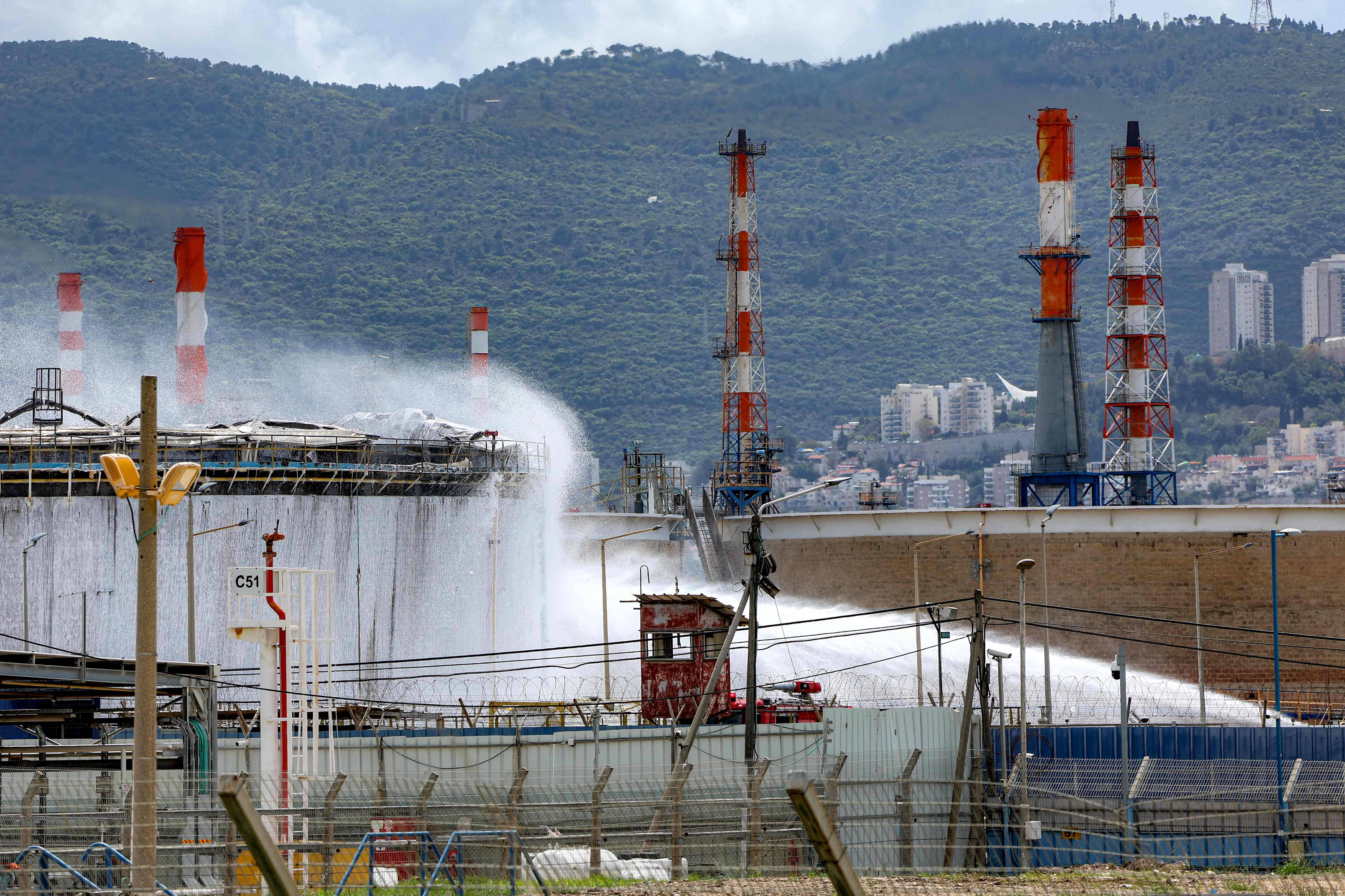 (外代一线)以色列海法炼油厂在导弹袭击中起火
