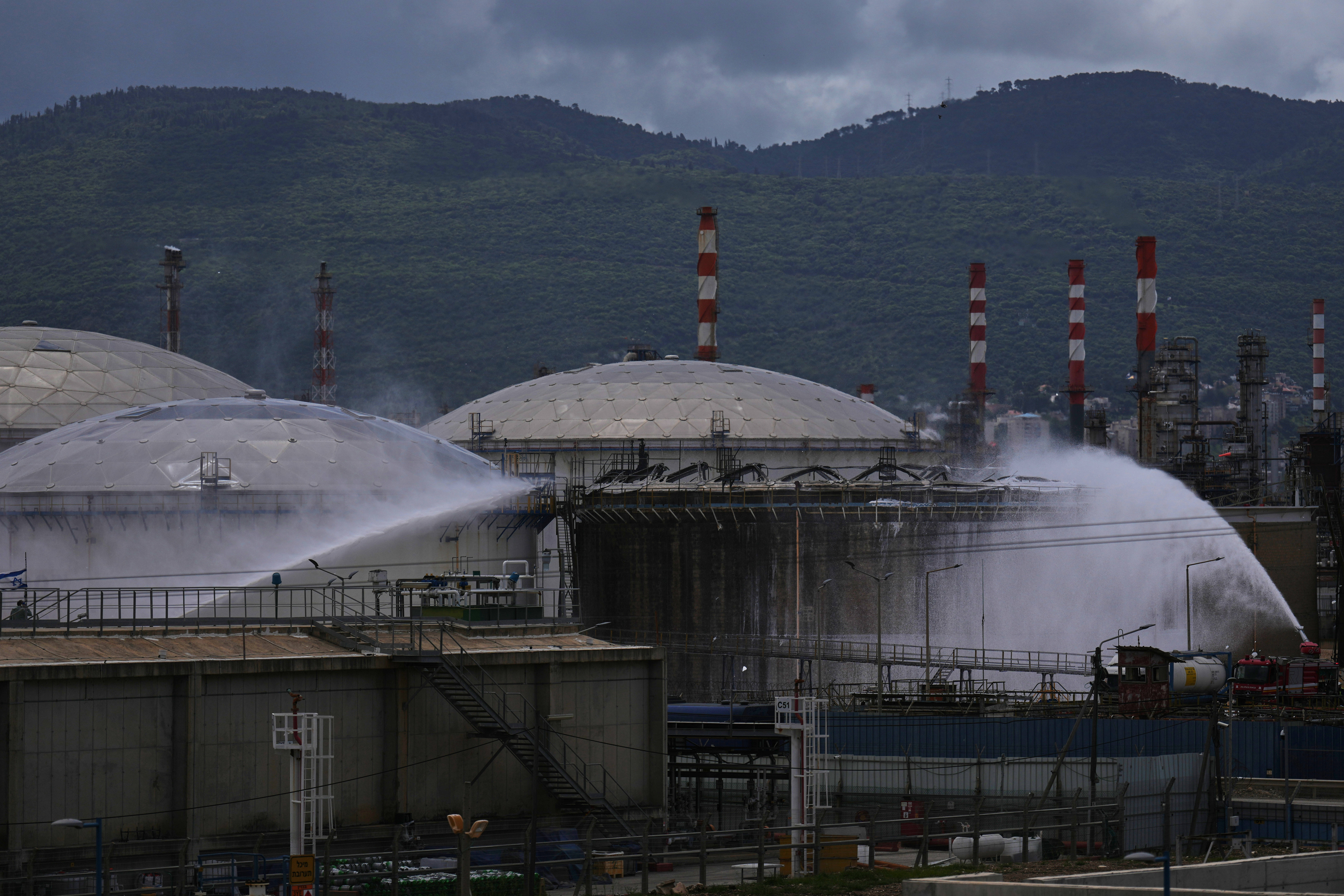 (外代一线)以色列海法炼油厂在导弹袭击中起火