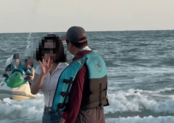 90万粉丝女博主称在广西北海银滩拒乘快艇<strong></p>
<p>币虎下载</strong>，遭两男子堵在涨潮海边：见我举手机拍摄，他们恼羞成怒勒令我删掉！景区: 已关注，正在处理